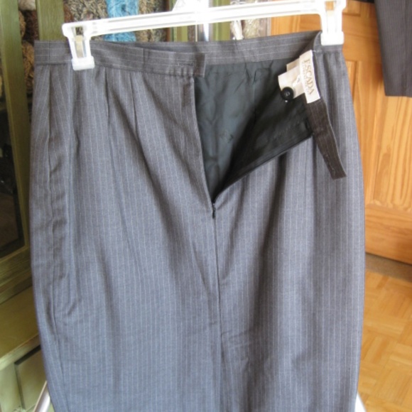 Escada grey pinstripe skirt - Picture 6 of 7